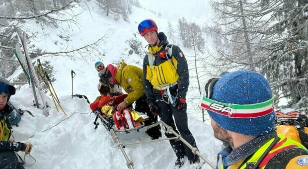 Courmayeur, sciatore cade da un salto di roccia e muore: inutili i tentativi di rianimarlo