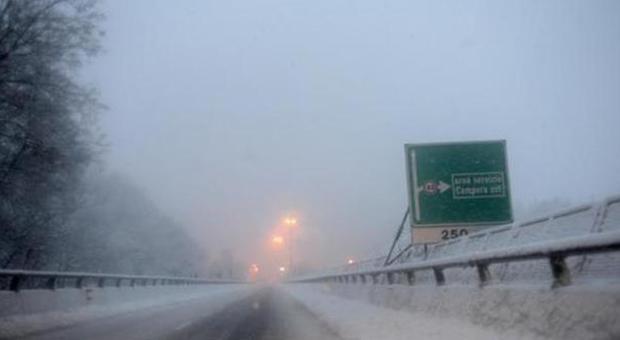 Maltempo, neve sulla Genova-Milano: incidenti e traffico in tilt