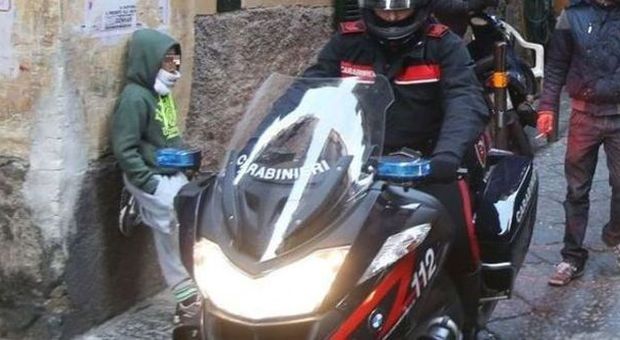 Carabinieri motociclisti difendono l'abero dai ragazzini (S. Siano)