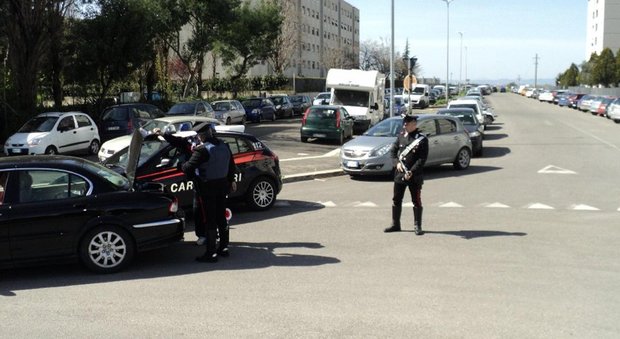 Tor Bella Monaca, scambiano i carabinieri per acquirenti: arrestati due pusher