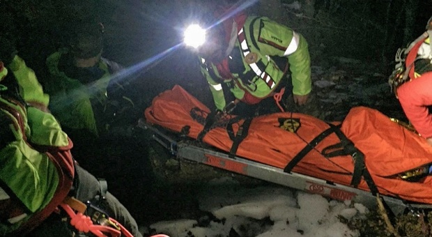 Scivola di notte sulla neve e cade nel vuoto per 10 metri: ferita una 22enne