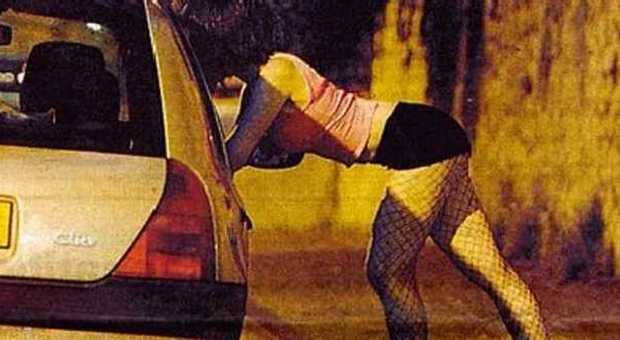 Prostituzione, permessi di soggiorno in cambio di sesso nei locali