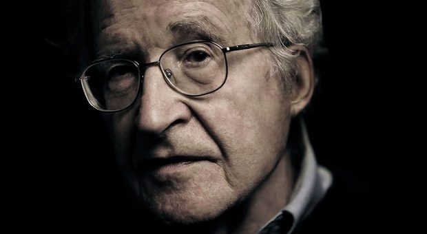 Chomsky e la responsabilità degli intellettuali: «Una lezione che non invecchia»