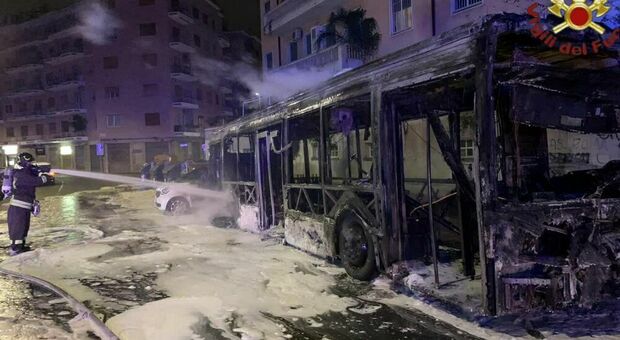 Autobus Atac si incendia all'Aurelio nella notte: nessun ferito ma è il 16° da inizio anno