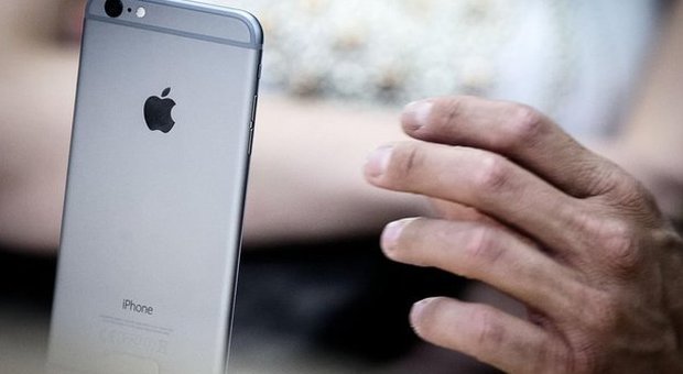 VIDEO| Tutti pazzi per l’iPhone 6: lunghe code all’Apple store di Roma