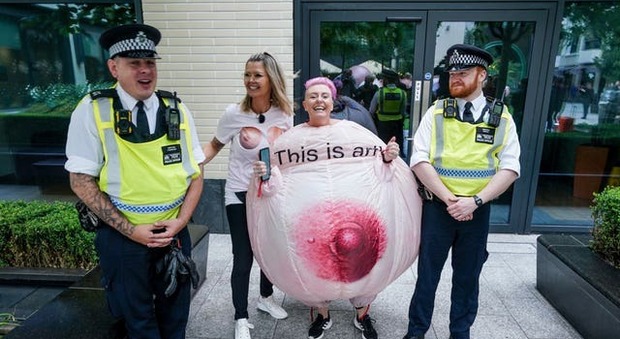 Londra, la protesta dei seni contro Facebook