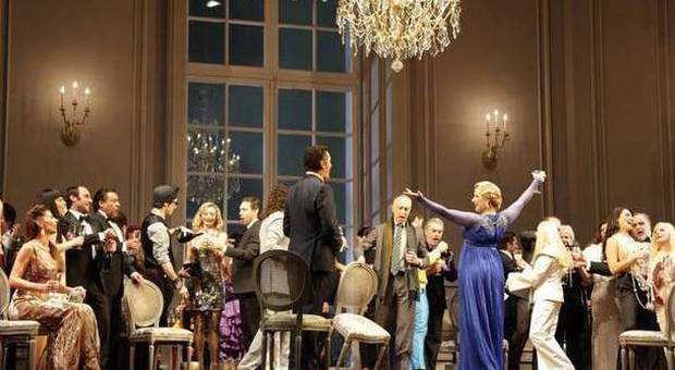 Prima alla Scala: la Traviata che divide applausi a Damrau, contestato il regista