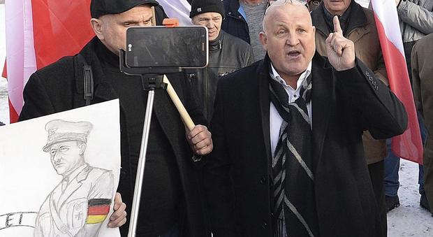 Giornata della memoria, neonazisti in protesta cercano di entrare ad Auschwitz: «Ricordano solo gli ebrei»