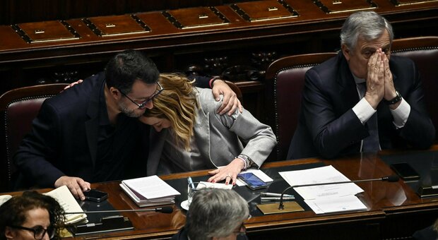 Salvini e l'abbraccio a Meloni: «Ricostruzioni fantasy su di noi, è un'amica oltre che la premier»