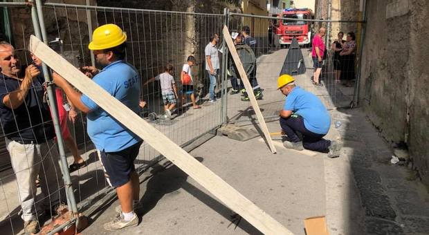 Crolla solaio palazzina, panico nel Napoletano: evacuate tre famiglie