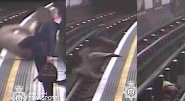 Spinge sui binari un uomo che aspetta la metro: «Avevo fumato del crack»