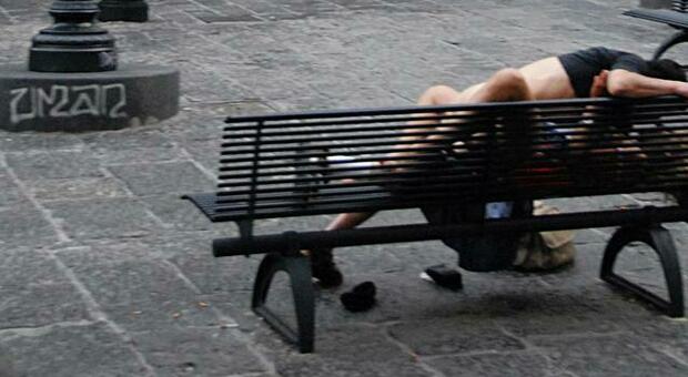 Ragazzini fanno sesso sulla panchina all'alba: lite con i residenti