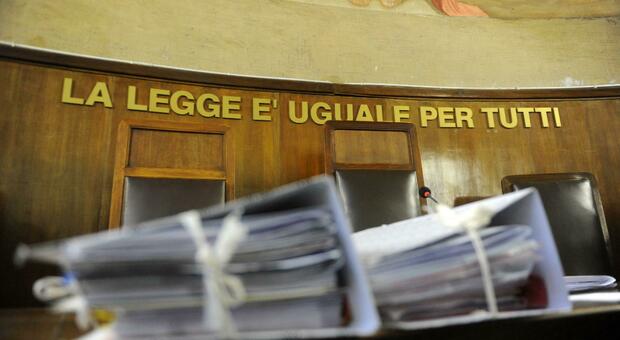 Università di Salerno, dirigente rischia il processo per documenti negati a studenti