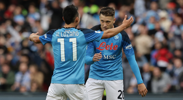 Lozano abbraccia Zielinski dopo il gol