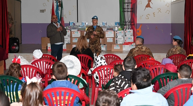 Ai bambini libanesi i doni dei soldati del 232esimo Reggimento Trasmissioni di Avellino