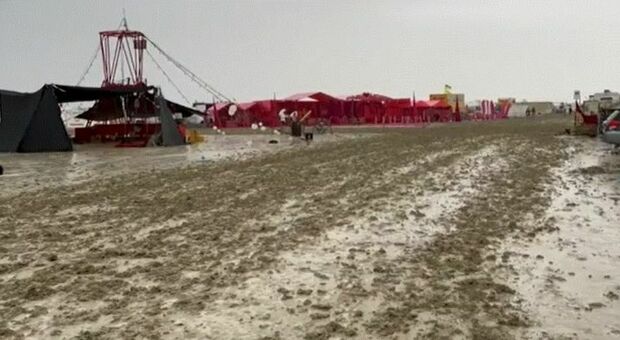 Alluvione in Nevada, 70mila persone bloccate nel deserto al Festival Burning Man: si indaga su un morto