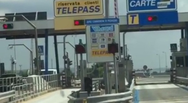 Le sbarre sono chiuse, automobilisti "prigionieri" dell'autostrada: il video è virale -Guarda