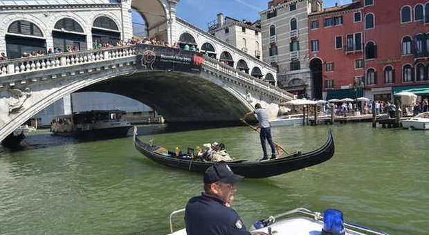 Venezia, turisti stranieri rubano una gondola nel Canal Grande: «Volevamo solo fare un giro»
