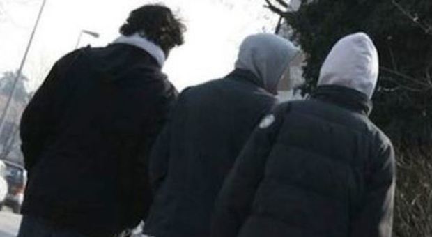 Sedicenne picchiato e filmato dai bulli a scuola: "Ferito con un taglierino". Orrore vicino Bologna