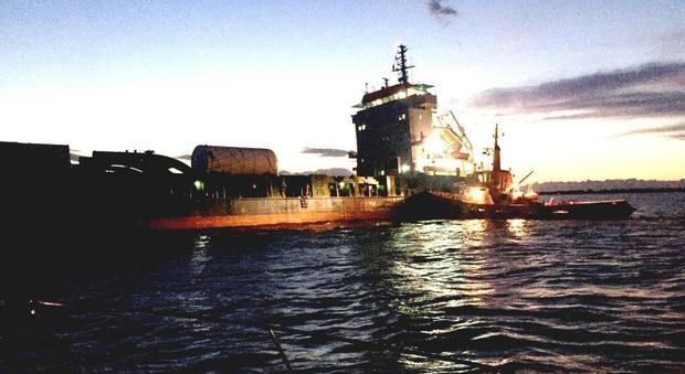 La nave mercantile che si è arenata in mare a Porto Buso
