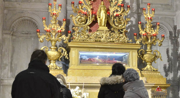 L'altare con le spoglie di Santa Lucia nella chiesa di San Geremia a Venezia