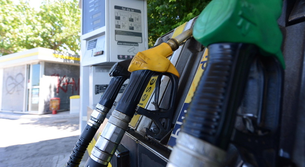 Viaggi e spostamenti in auto condivisi per abbattere l'aumento della benzina