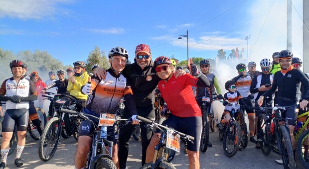 Da sinistra, il ministro dello sport Andrea Abodi, il presidente della Asd Acido Lattico MTB, Marco Barletta, e il campione di ciclismo su strada, Claudio Chiappucci