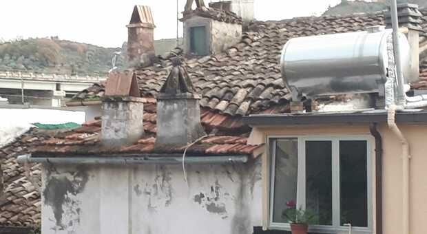 Il tetto crollato in via Madonna della Pietà in area Ponterotto