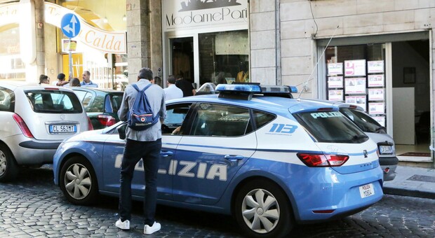 Napoli, sorpreso mentre ruba 18 confezioni di cioccolato in un supermercato di corso Vittorio Emanuele: arrestato 56enne