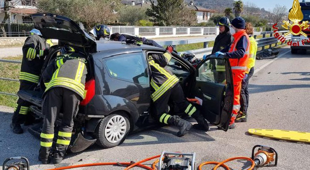 Padova, pauroso schianto fra due auto: donna incastrata nella sua utilitaria Foto