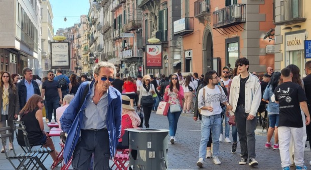 Turisti a Napoli, weekend col pienone: via Toledo presa d'assalto