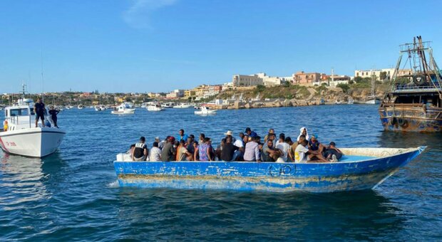 Guardia costiera Diciotti, sbarco di 379 migranti a Crotone
