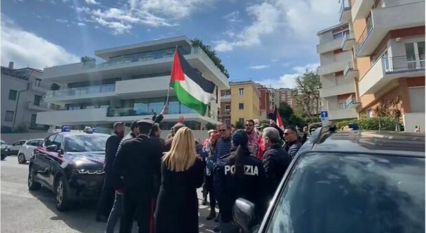 Festa del 25 Aprile, sventolano le bandiere della Palestina e vengono intercettati dalla Polizia: tensioni al Passetto
