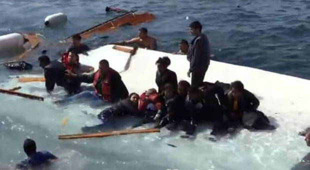 Migranti, l'Ue presenta il piano: "Distruggere i barconi"