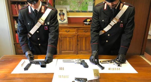 Armi e munizioni trovate nelle scatole delle scarpe in casa del pensionato arrestato