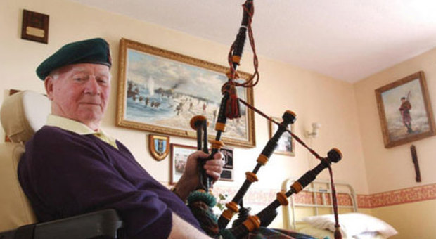 Bill Millin suonava la cornamusa sulle spiagge dello sbarco in Normandia: morto quattro anni fa, resta un simbolo per migliaia di scozzesi
