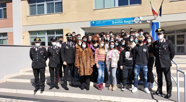 Mugnano di Napoli, i carabinieri incontrano gli studenti del liceo