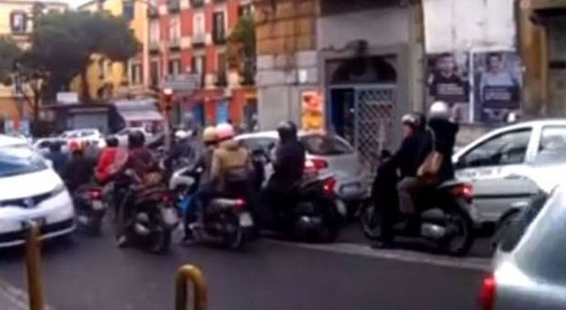 «Napoletani in scooter senza casco? Tutto falso, ecco il video»