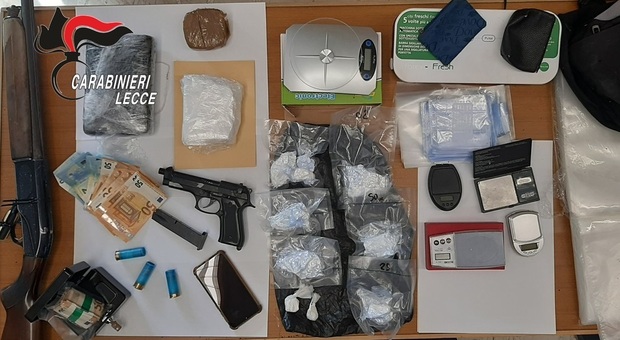 In casa due chili di cocaina, fucile a canne mozze e pistola: arrestato 26enne a Monteroni