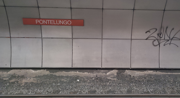 Passeggino rimane incastrato nelle porte della metro a Ponte Lungo, mamma furiosa: «Nessun aiuto»