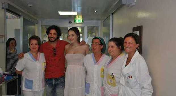 Laura Chiatti e Marco Bocci nell'ultima visita in ospedale