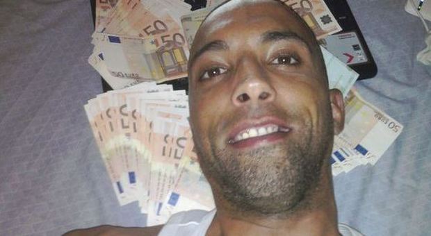 Spaccia cocaina e mostra su Facebook i soldi guadagnati: arrestato