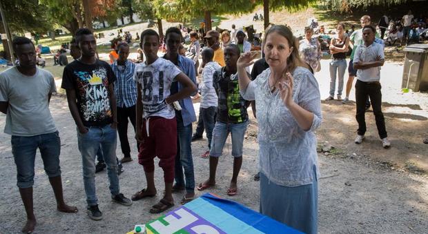 Profughi, condannata deputata svizzera: faceva entrare gli immigrati e offriva pasti caldi
