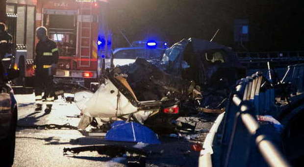 Tragico schianto frontale tra due auto, è strage: sei morti in Calabria: "Yaris caduta nel burrone"