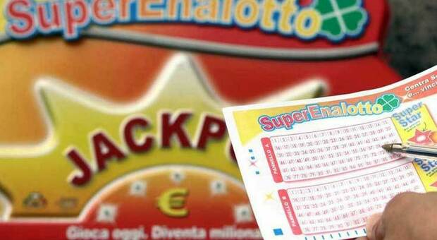 Superenalotto a Napoli: come riscuotere la vincita. Il Jackpot riparte da 19,4 milioni di euro