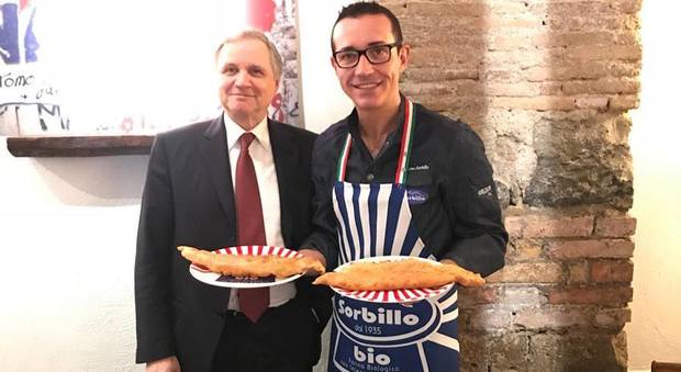 Il governatore di Bankitalia fa tappa da Sorbillo: pizza fritta a pranzo