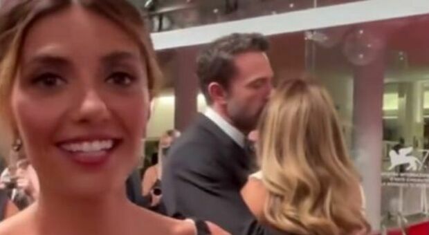 Serena Rossi saluta Jennifer Lopez al Festival di Venezia, ma la cantante la ignora per baciare Ben Affleck