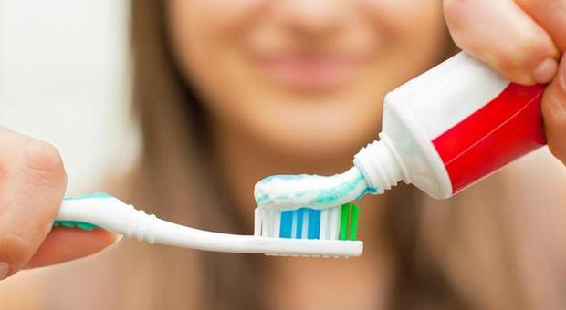 Il dentifricio non serve solo per i denti: Ecco tutti gli usi per il corpo e la casa