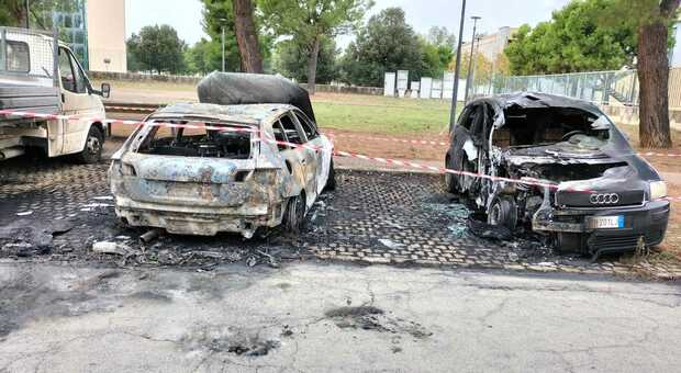 Due auto a fuoco nella notte, paura in via Legnano a Porto Sant'Elpidio per un incendio davanti alle scuole