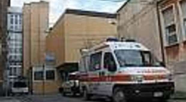 Fabriano, macchinetta trappola in ospedale: infermiera rimane incastrata